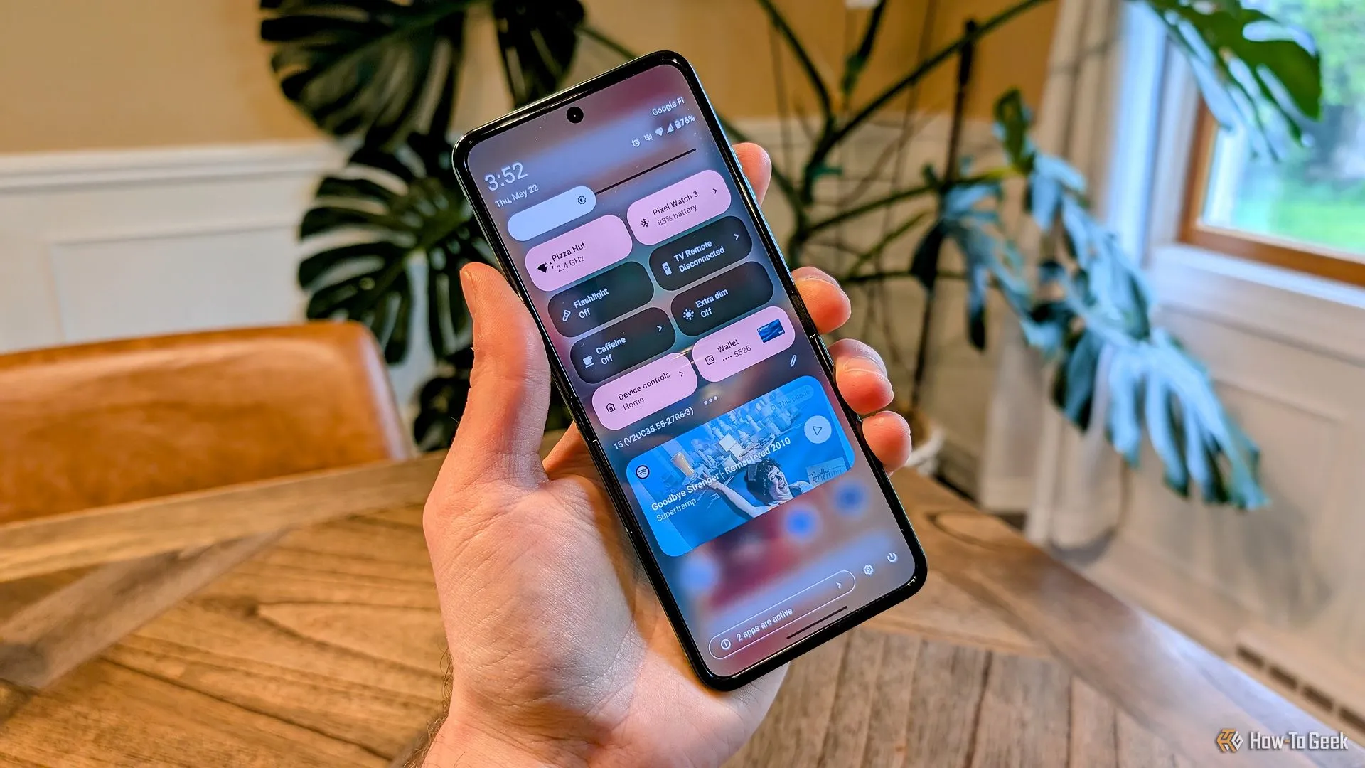 Giao diện cài đặt nhanh trên Moto Razr 2025, cho thấy phần mềm Android 15 thuần túy