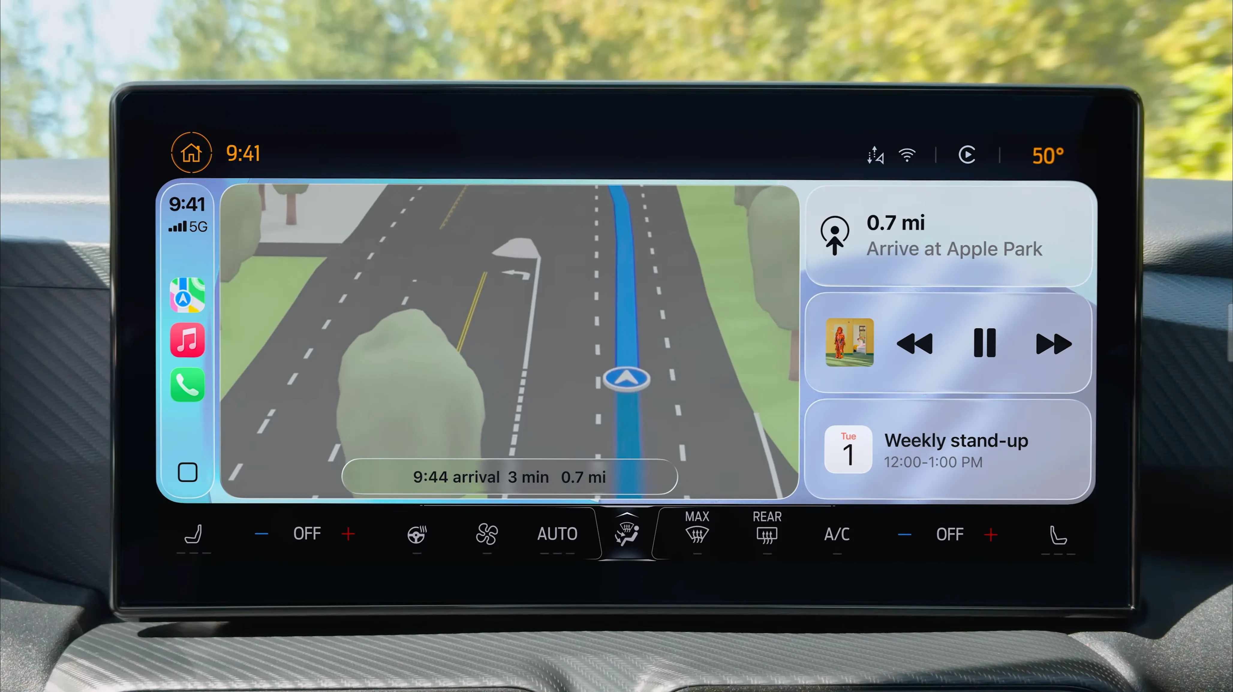Giao diện CarPlay được &quot;lột xác&quot; với ngôn ngữ thiết kế Liquid Glass của iOS 26.