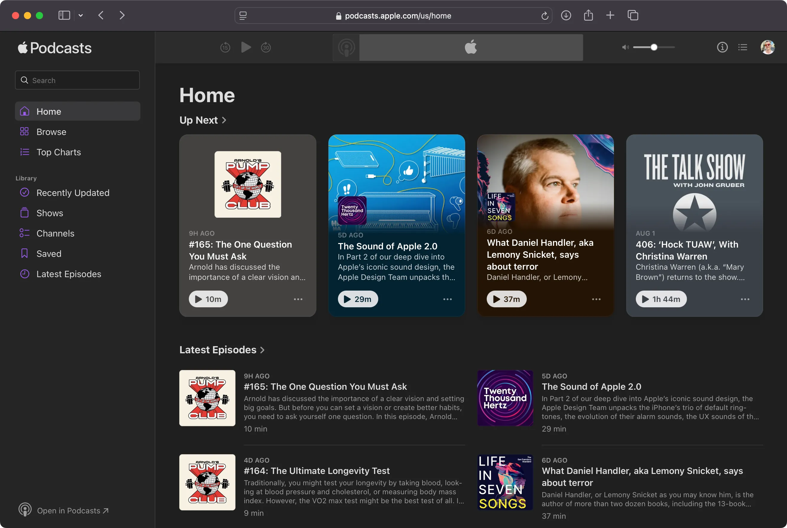 Giao diện chính của ứng dụng web Apple Podcasts với tab Trang chủ (Home) được chọn, cho phép người dùng dễ dàng khám phá và truy cập thư viện podcast.
