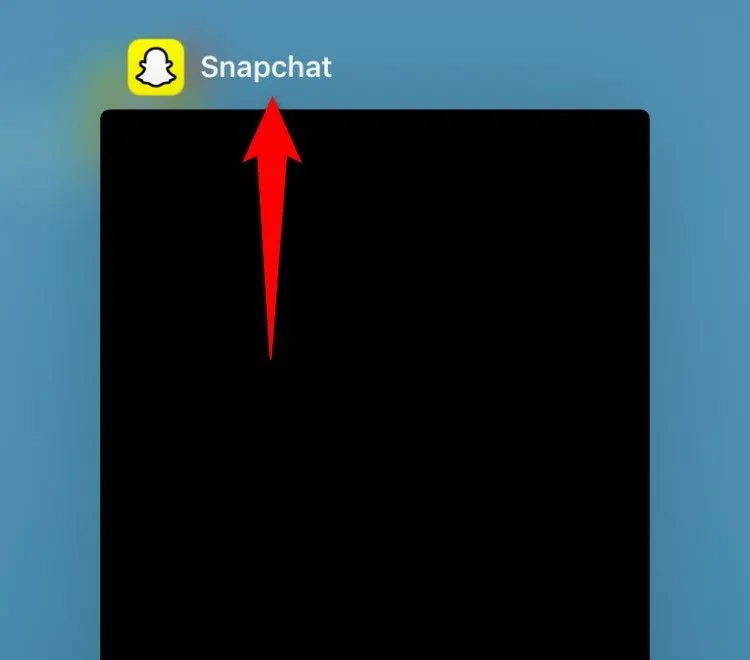 Giao diện đa nhiệm iPhone với ứng dụng Snapchat được làm nổi bật để đóng