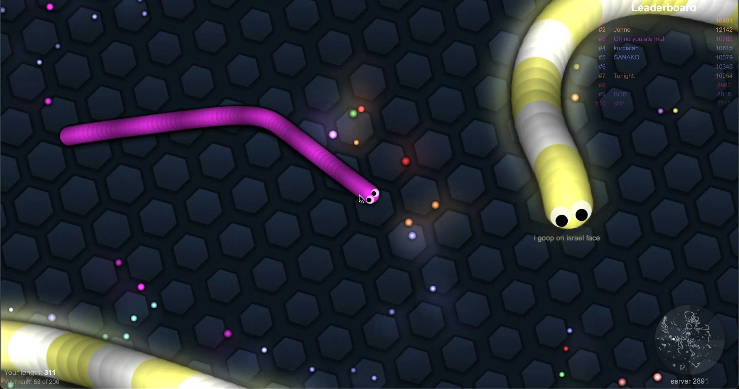 Giao diện game Slither.io với con rắn của người chơi đang di chuyển giữa vô số con rắn khác và các quả cầu phát sáng, minh họa trò chơi rắn săn mồi nhiều người chơi trực tuyến.