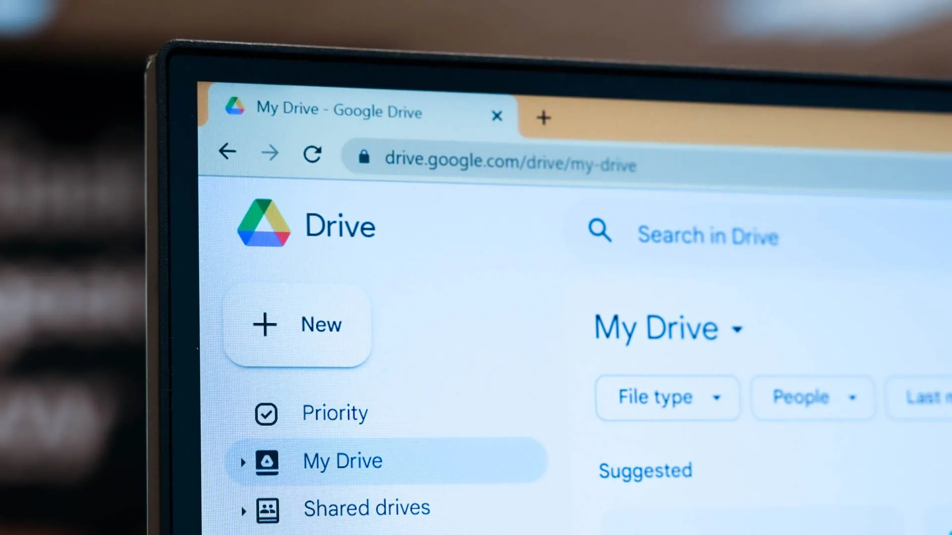Giao diện Google Drive trên màn hình laptop, thể hiện giải pháp lưu trữ và sao lưu dữ liệu đám mây.