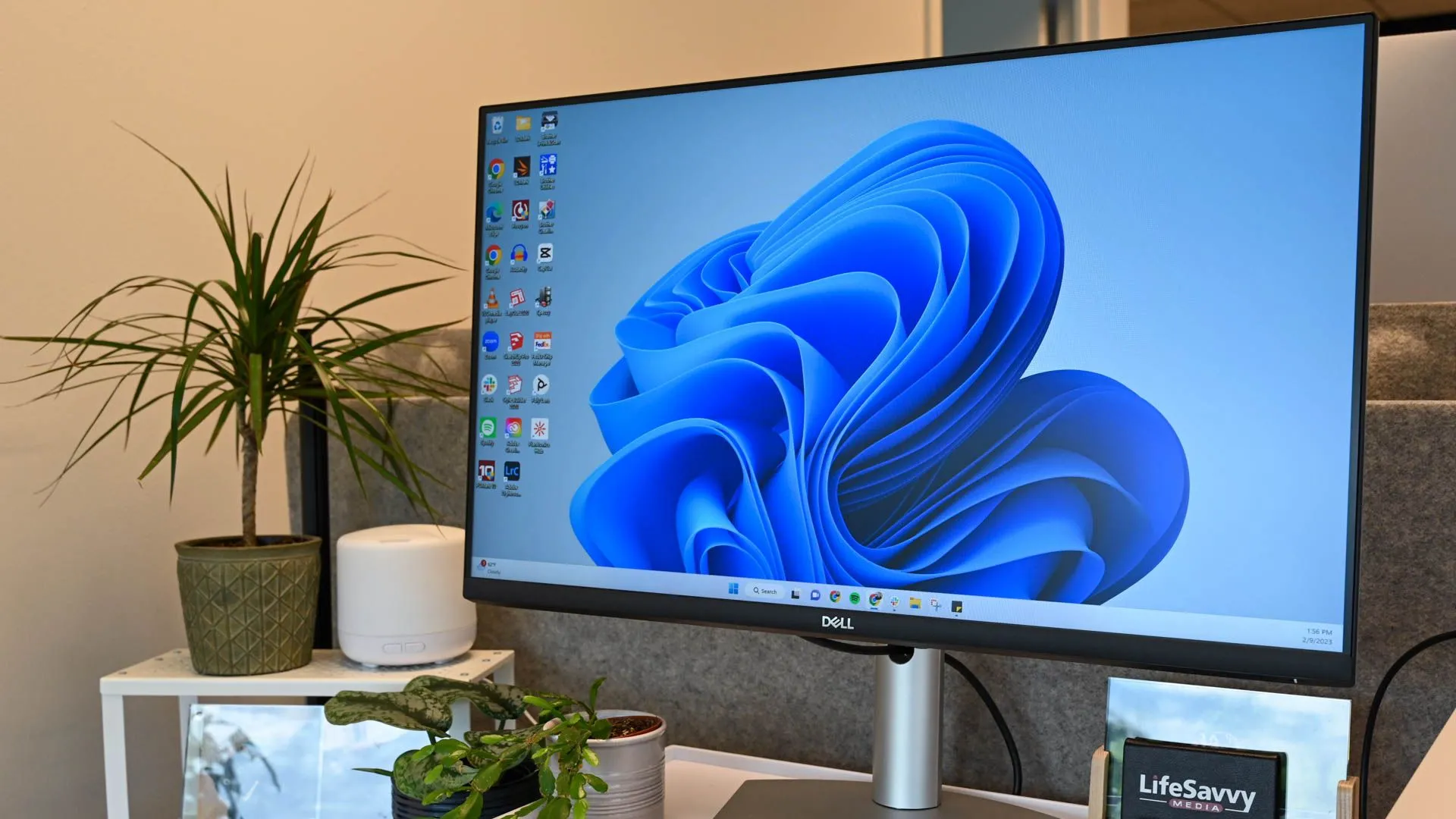 Giao diện màn hình nền Windows 11 hiện đại với các biểu tượng và thanh tác vụ mới