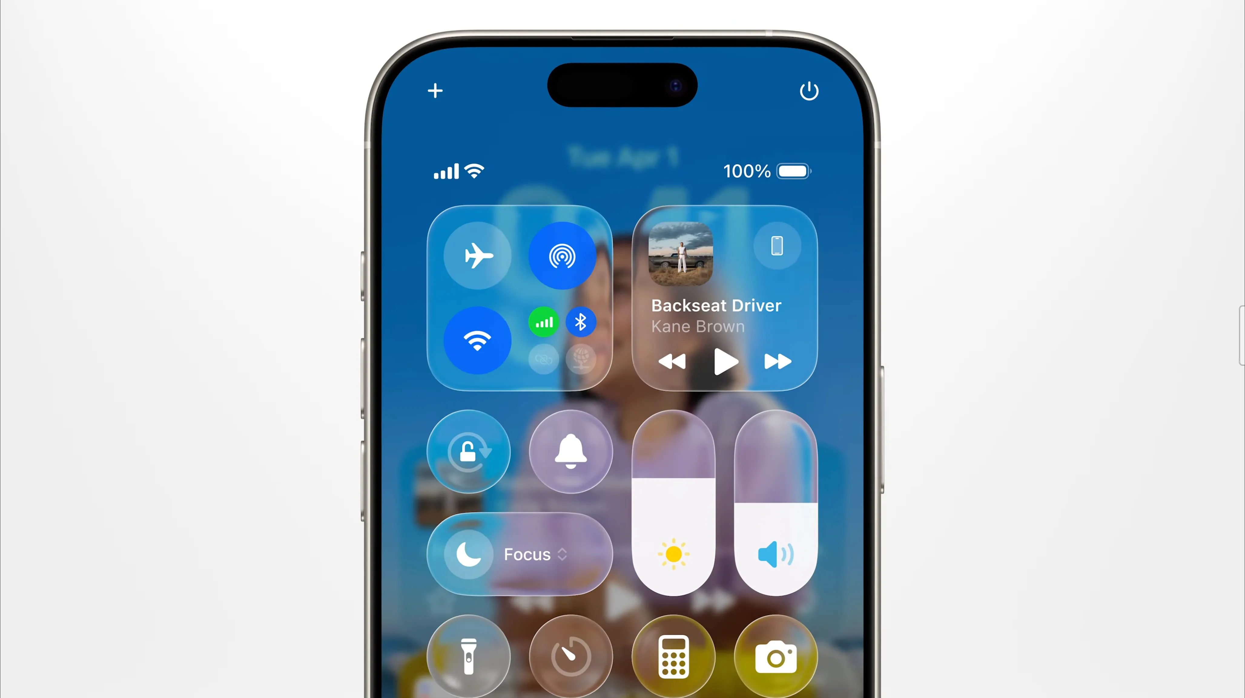 Giao diện Trung tâm điều khiển (Control Center) với hiệu ứng Liquid Glass đặc trưng trên iOS 26.
