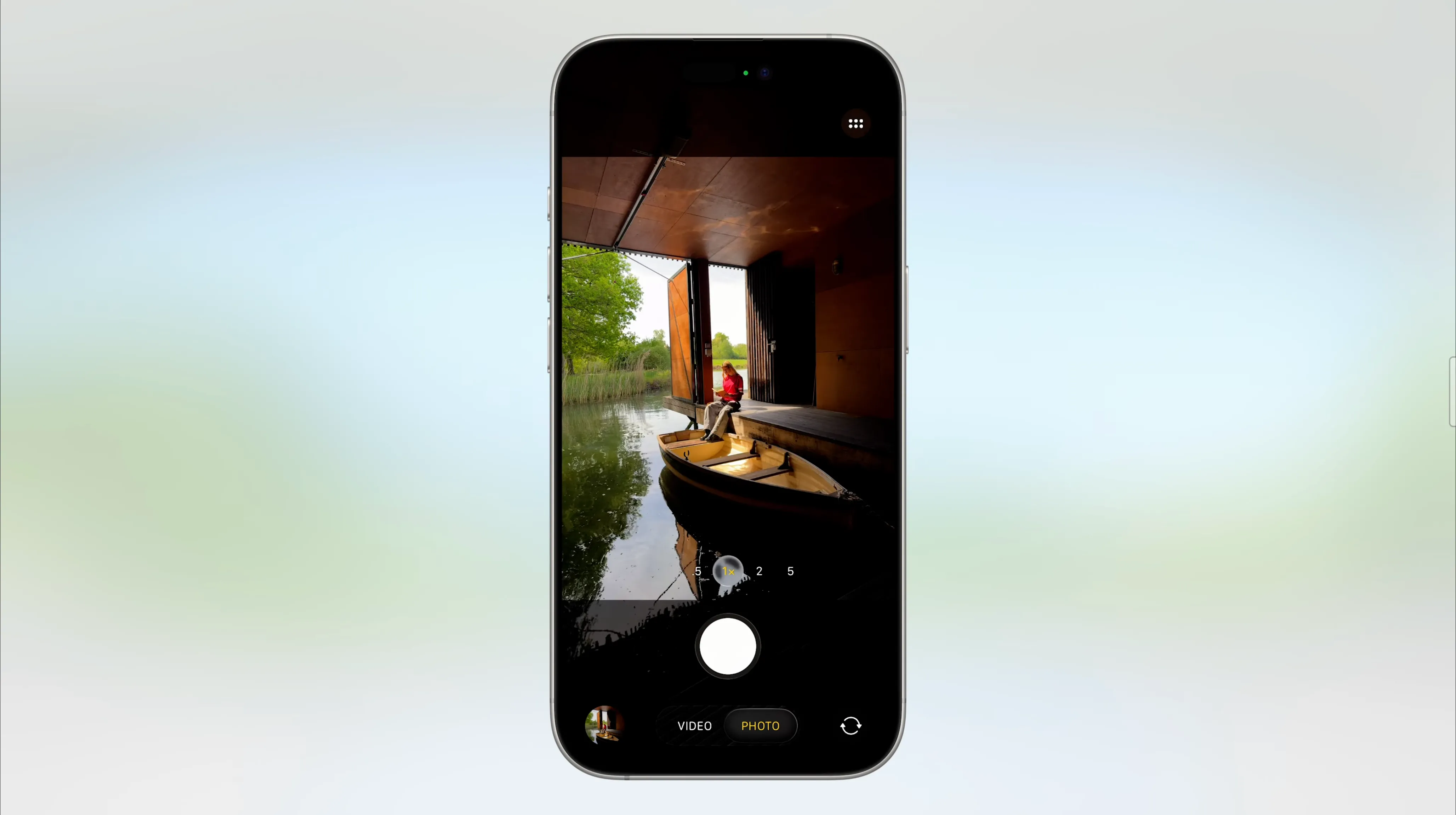 Giao diện ứng dụng Camera đơn giản hóa trên iOS 26, tập trung vào chế độ Ảnh và Video.