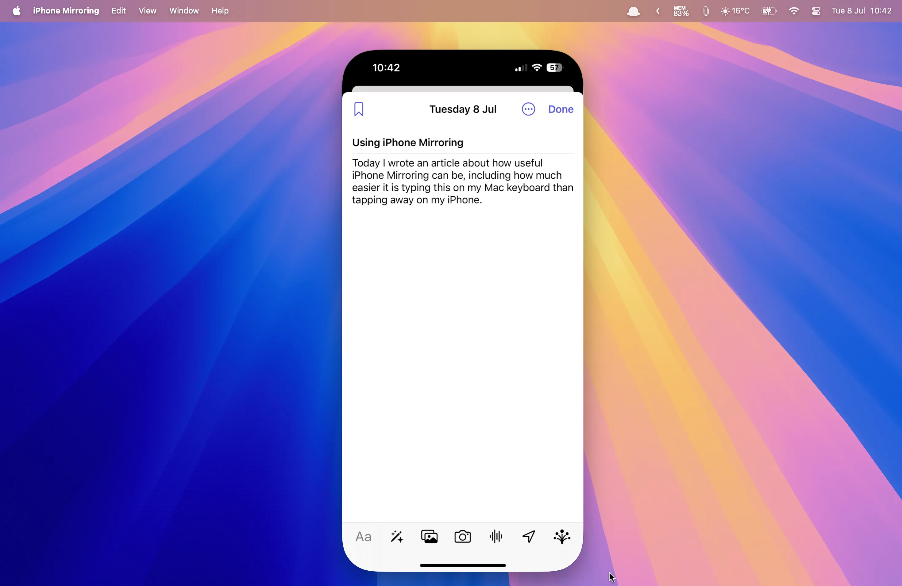 Giao diện ứng dụng Journal của Apple đang được sử dụng trên máy Mac thông qua tính năng phản chiếu iPhone, giúp nhập liệu dễ dàng hơn.
