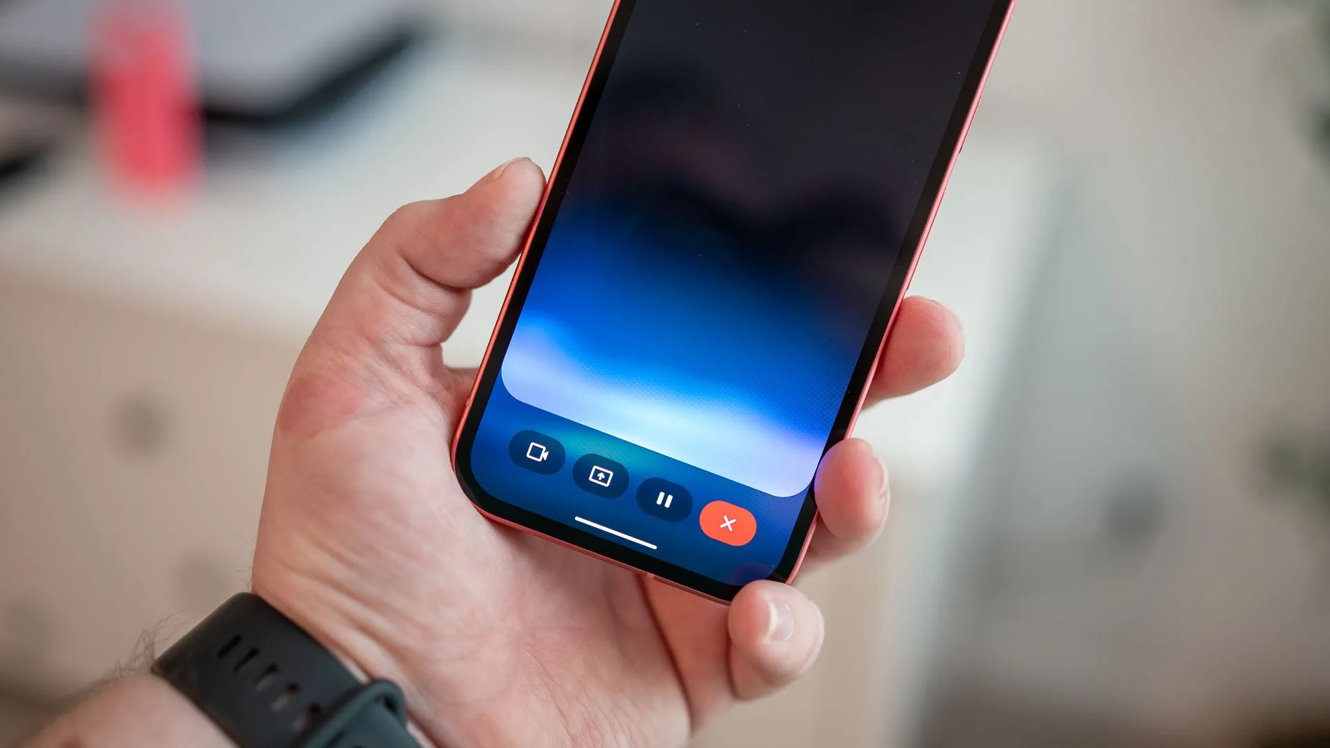 Google Gemini hoạt động trên Google Pixel 9a trong môi trường xe hơi