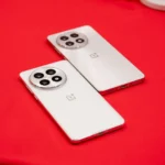 Hai điện thoại OnePlus 13 và OnePlus 13R màu trắng đặt trên bàn, thể hiện thiết kế sang trọng và tần số PWM cao, thân thiện với mắt.