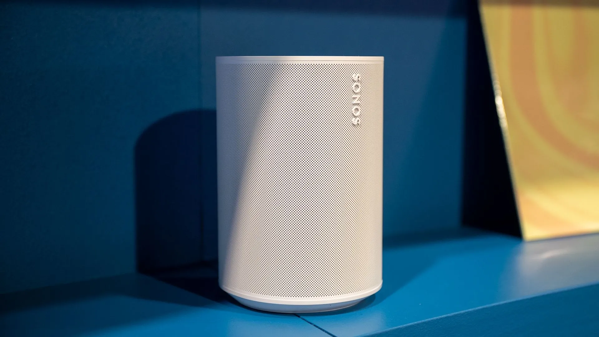 Hai loa thông minh Sonos Era 100 và soundbar Sonos Ray màu trắng, đặt cạnh nhau trên kệ, biểu thị việc giảm giá vĩnh viễn của các sản phẩm âm thanh này.