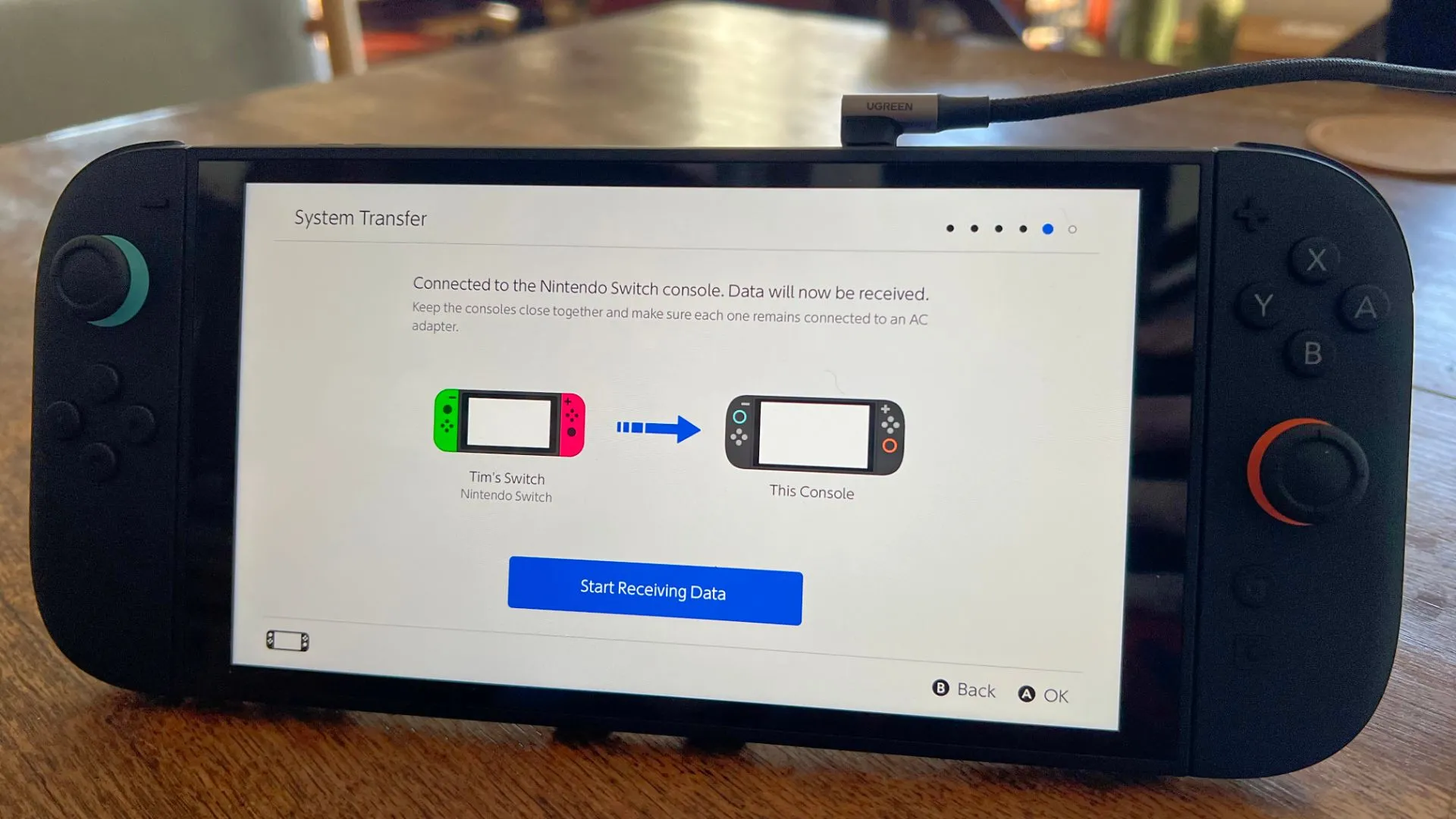 Hai máy Nintendo Switch (cũ và Switch 2) đã kết nối USB-C, sẵn sàng bắt đầu quá trình chuyển dữ liệu.