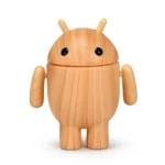 Hai mô hình Android Pine Pal vân gỗ đặt cạnh nhau, thể hiện sự khác biệt độc đáo trong họa tiết bề mặt của từng sản phẩm