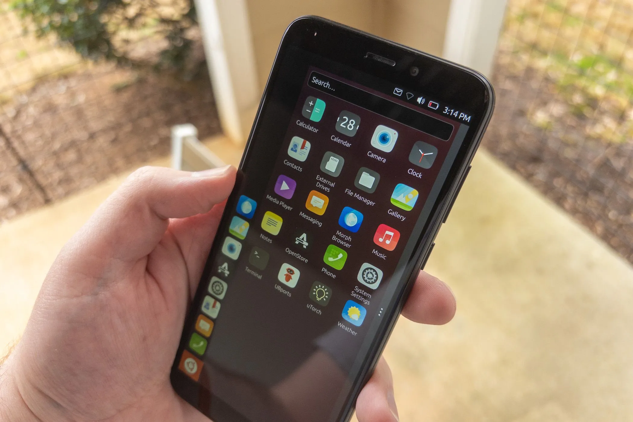 Hệ điều hành Ubuntu Touch hoạt động trên điện thoại PinePhone, minh họa nỗ lực di động của Ubuntu.