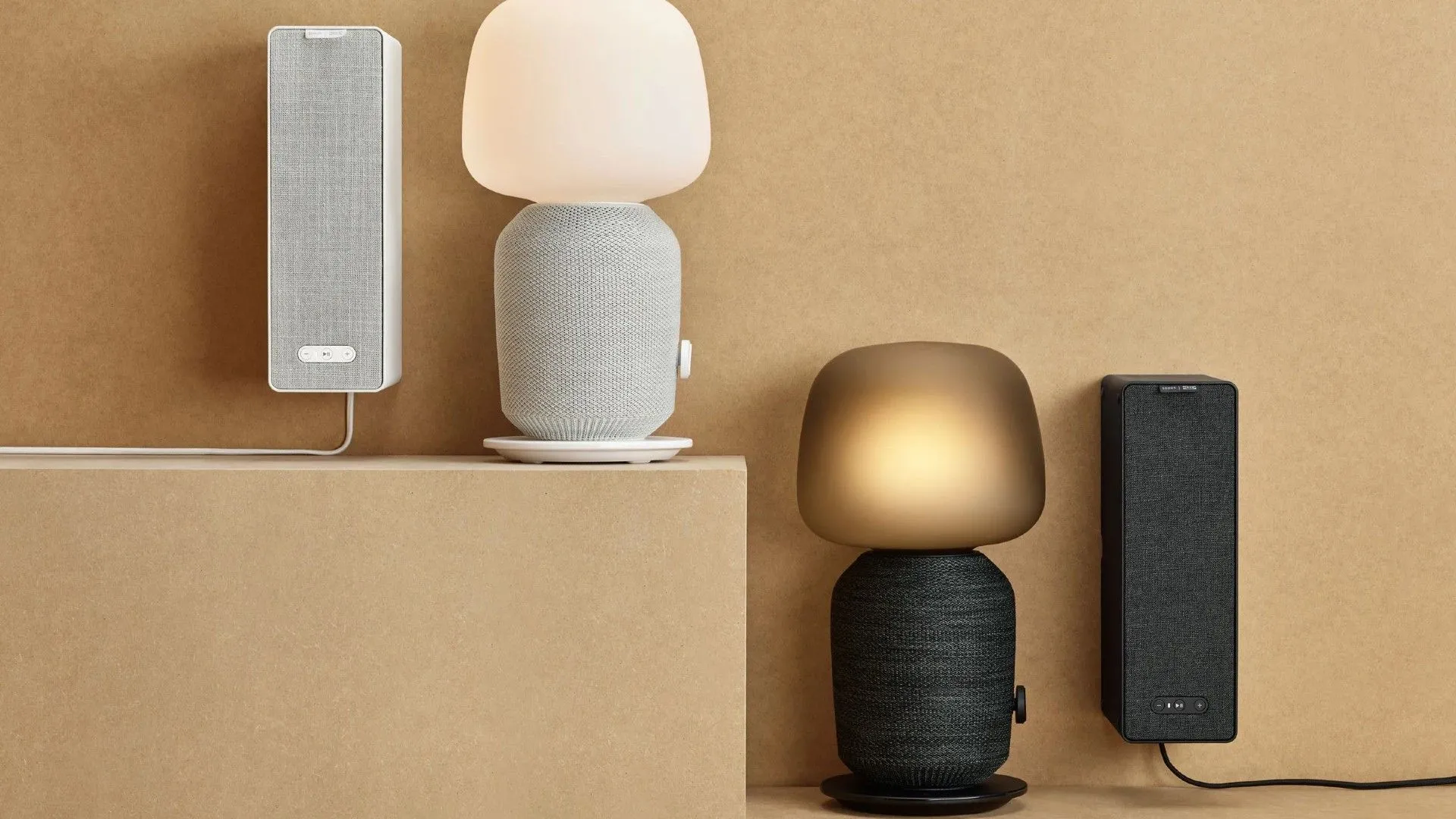 Hệ thống loa Sonos Symfonisk đặt cạnh đèn bàn, hòa quyện vào không gian sống