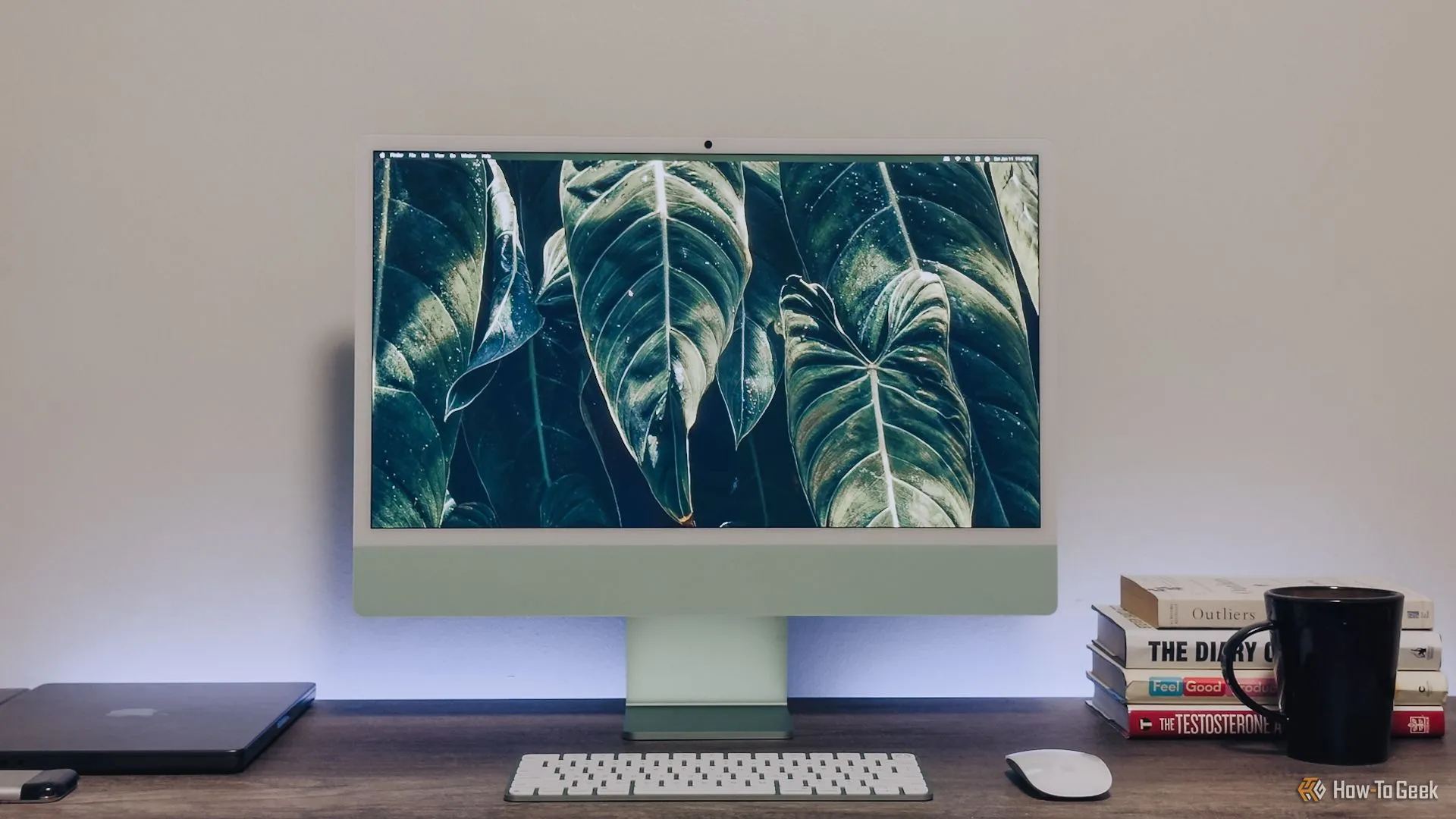 Hệ thống máy tính iMac M4 màu xanh lá cây đặt trên bàn làm việc, thể hiện sự đa dạng màu sắc của dòng Apple Silicon.