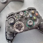 Hình ảnh bên trong tay cầm Xbox One bị tháo vỏ, cho thấy linh kiện điện tử và vi mạch.