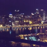 Hình ảnh chụp đêm đường chân trời Pittsburgh năm 2013 bằng điện thoại HTC One M7 với chất lượng kém