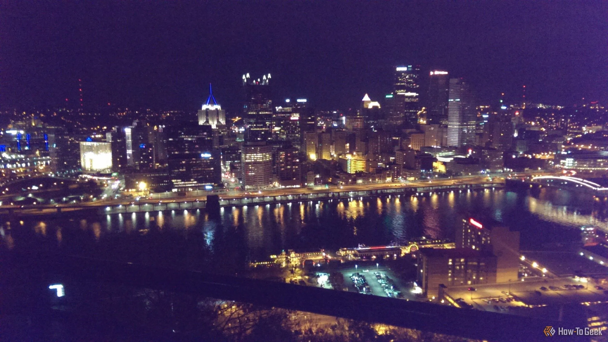 Hình ảnh chụp đêm đường chân trời Pittsburgh năm 2013 bằng điện thoại HTC One M7 với chất lượng kém