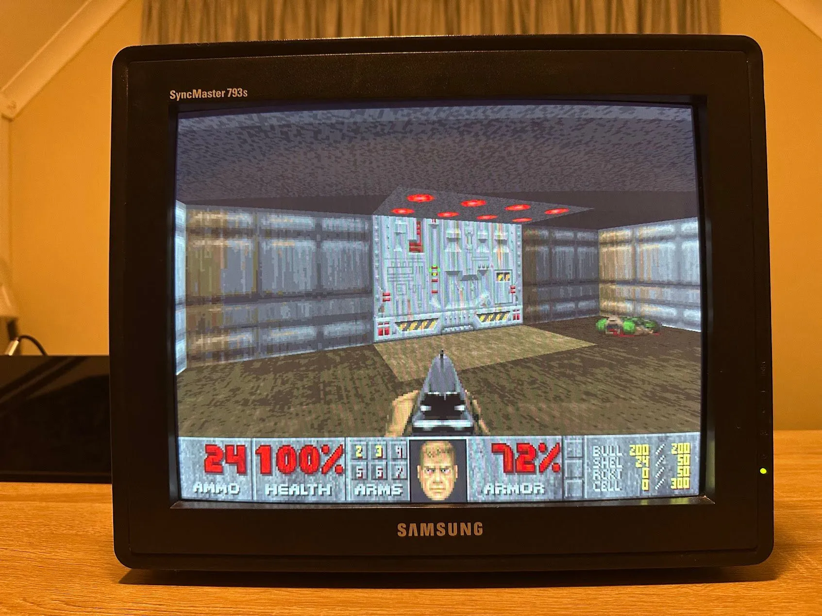Hình ảnh game DOOM hiển thị trên màn hình CRT cổ điển, minh họa đồ họa đột phá của Id Tech 1
