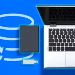 Hình ảnh laptop cùng ổ đĩa USB và ổ cứng ngoài, biểu tượng sao lưu, minh họa quá trình sao lưu dữ liệu quan trọng trước khi chuyển đổi hệ điều hành từ Windows sang Linux.