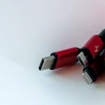 Hình ảnh một bó cáp sạc USB và Lightning lộn xộn, thể hiện sự đa dạng cổng kết nối cần thiết cho các thiết bị công nghệ hiện đại.