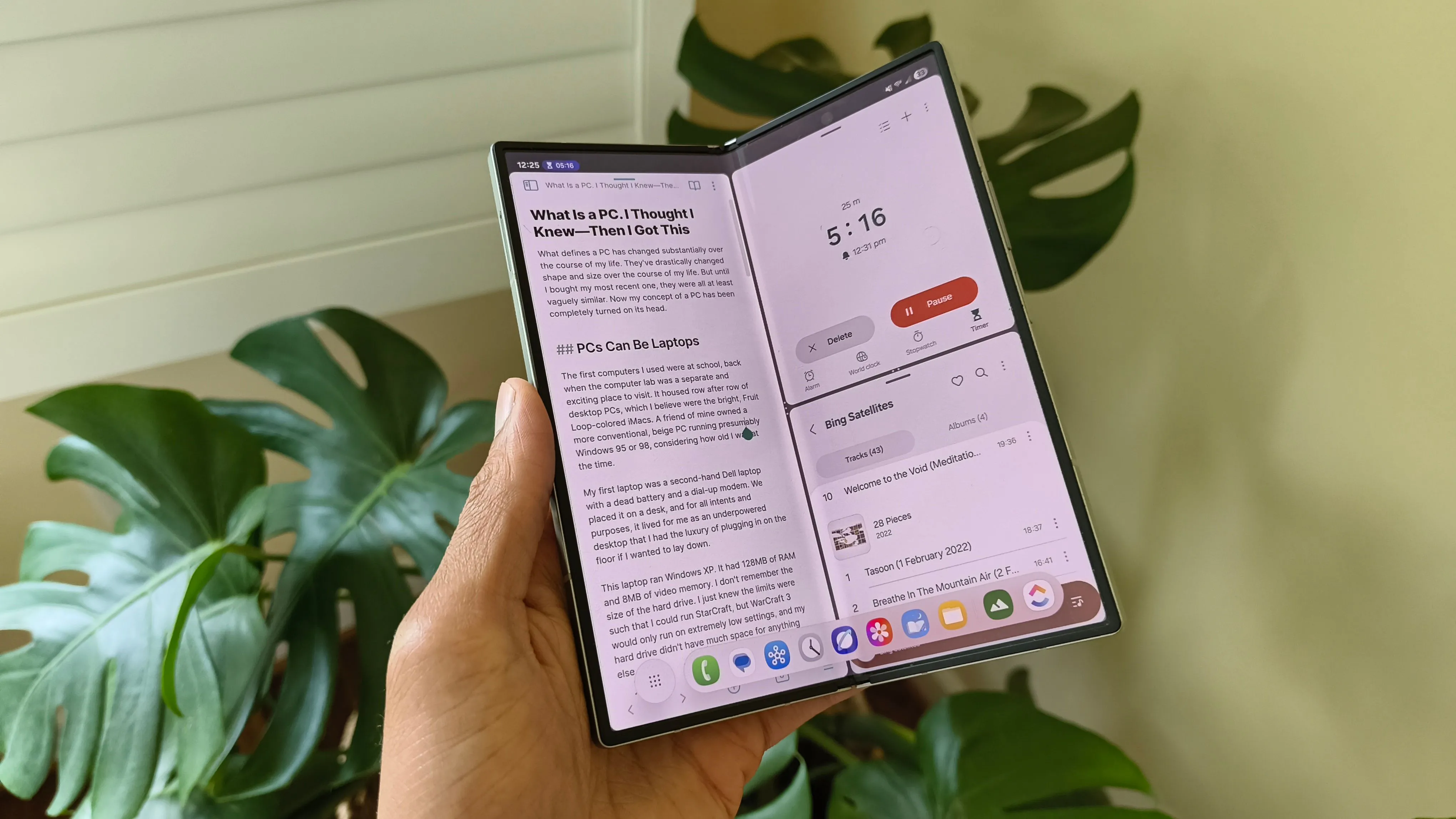 Hình ảnh Samsung Galaxy Z Fold 6, minh họa sự tiến bộ trong trải nghiệm đa nhiệm và giao diện người dùng của các thiết bị gập.