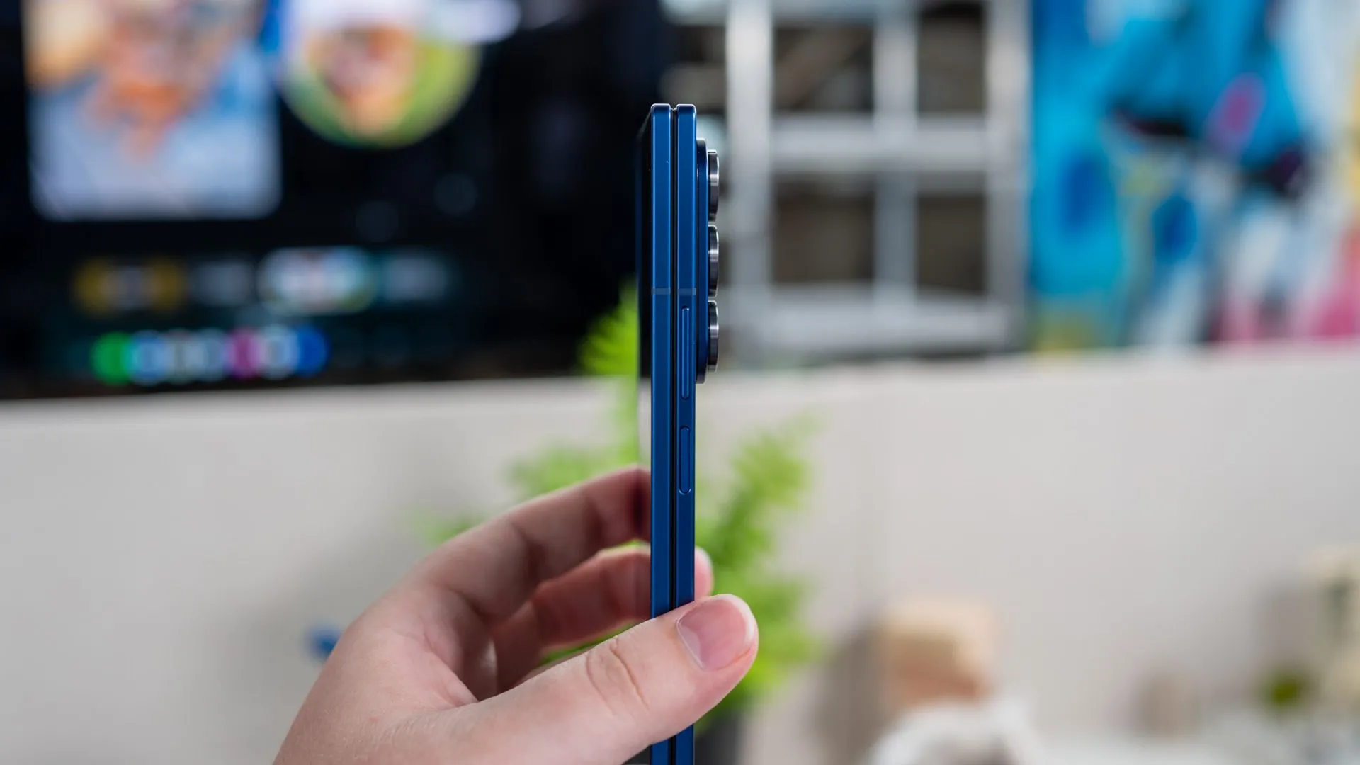 Hình ảnh Samsung Galaxy Z Fold 7 cầm trên tay, cho thấy thiết kế siêu mỏng và đẳng cấp từ góc nhìn cạnh bên.