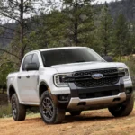 Hình ảnh xe Ford Ranger 2024 màu trắng đang đỗ, minh họa mẫu xe nằm trong diện thu hồi vì lỗi cửa sổ điện.