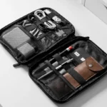 Hộp tổ chức điện tử BAGSMART chứa đầy đủ các loại cáp sạc và phụ kiện công nghệ.