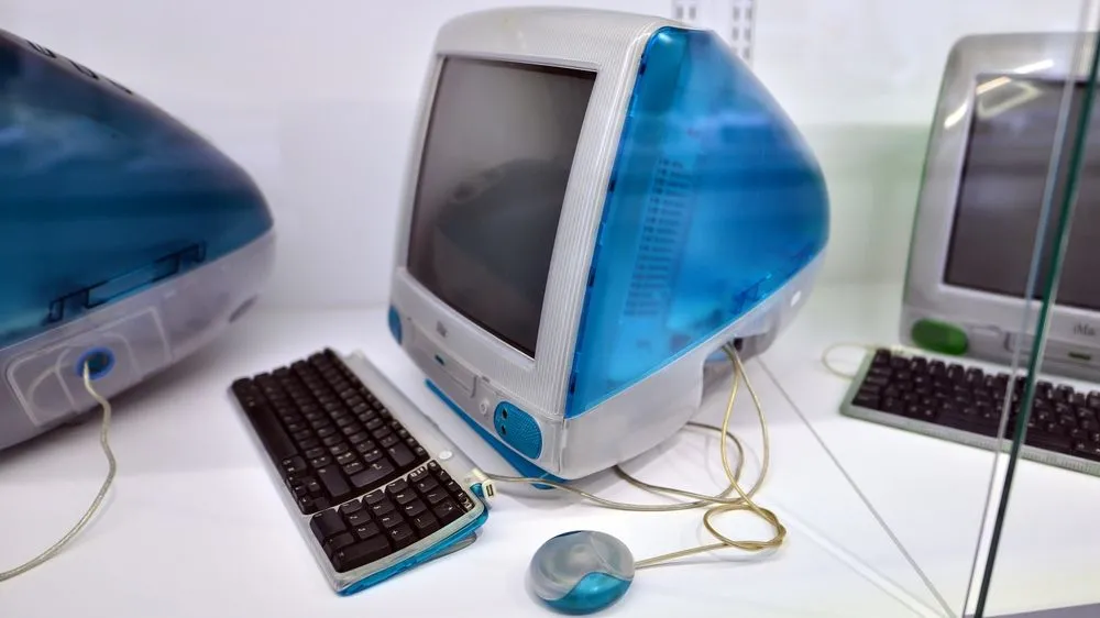 iMac G3 màu xanh bán trong suốt, biểu tượng thiết kế mang tính cách mạng và là &quot;cứu tinh&quot; của Apple.