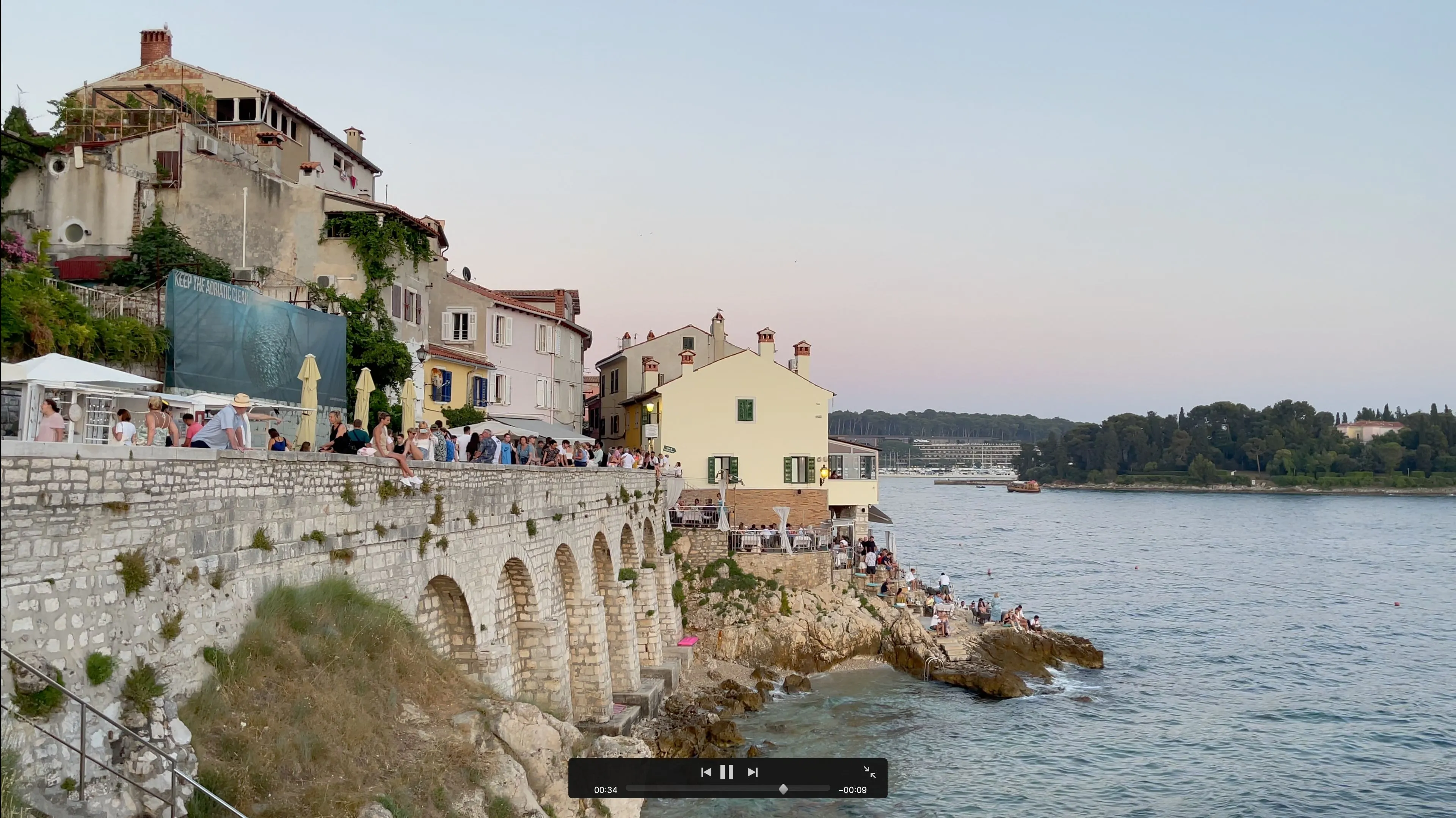 iMovie cho macOS Sequoia 15.5 hiển thị giao diện điều khiển phát video toàn màn hình cho dự án trailer.