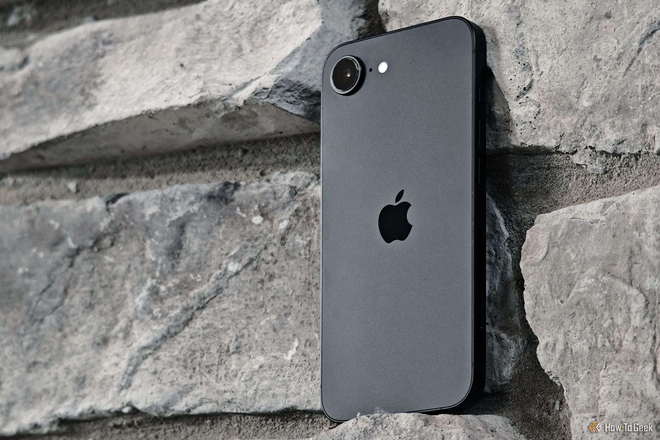 iPhone 16e với thiết kế nguyên khối sang trọng dựa trên nền tường gạch