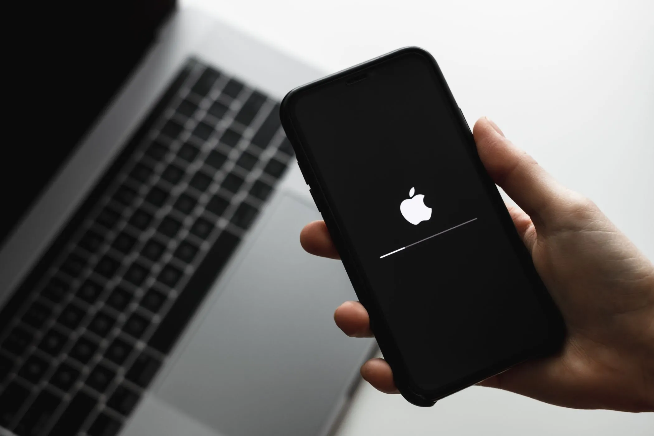 iPhone đang hiển thị màn hình cập nhật phần mềm iOS