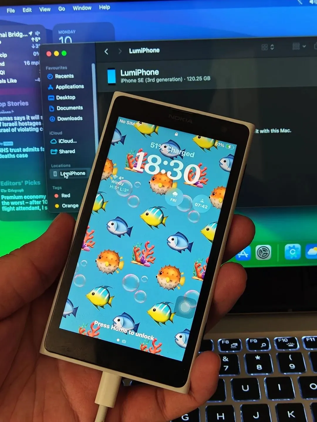 iPhone SE 2022 chạy iOS trên màn hình tỉ lệ 16:9 của Nokia Lumia