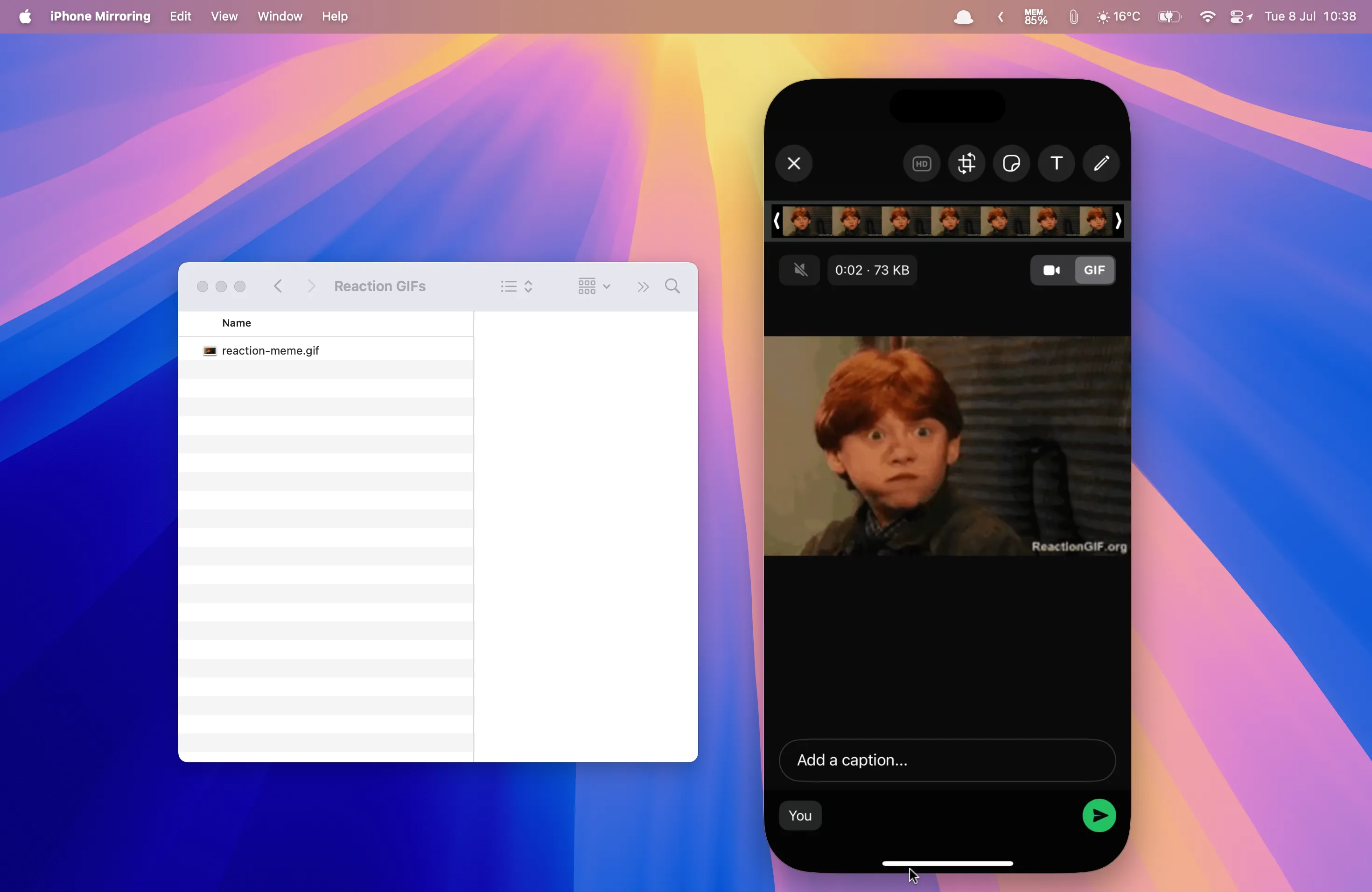 Kéo và thả tệp ảnh GIF trực tiếp từ máy Mac vào ứng dụng WhatsApp đang chạy thông qua tính năng phản chiếu iPhone.