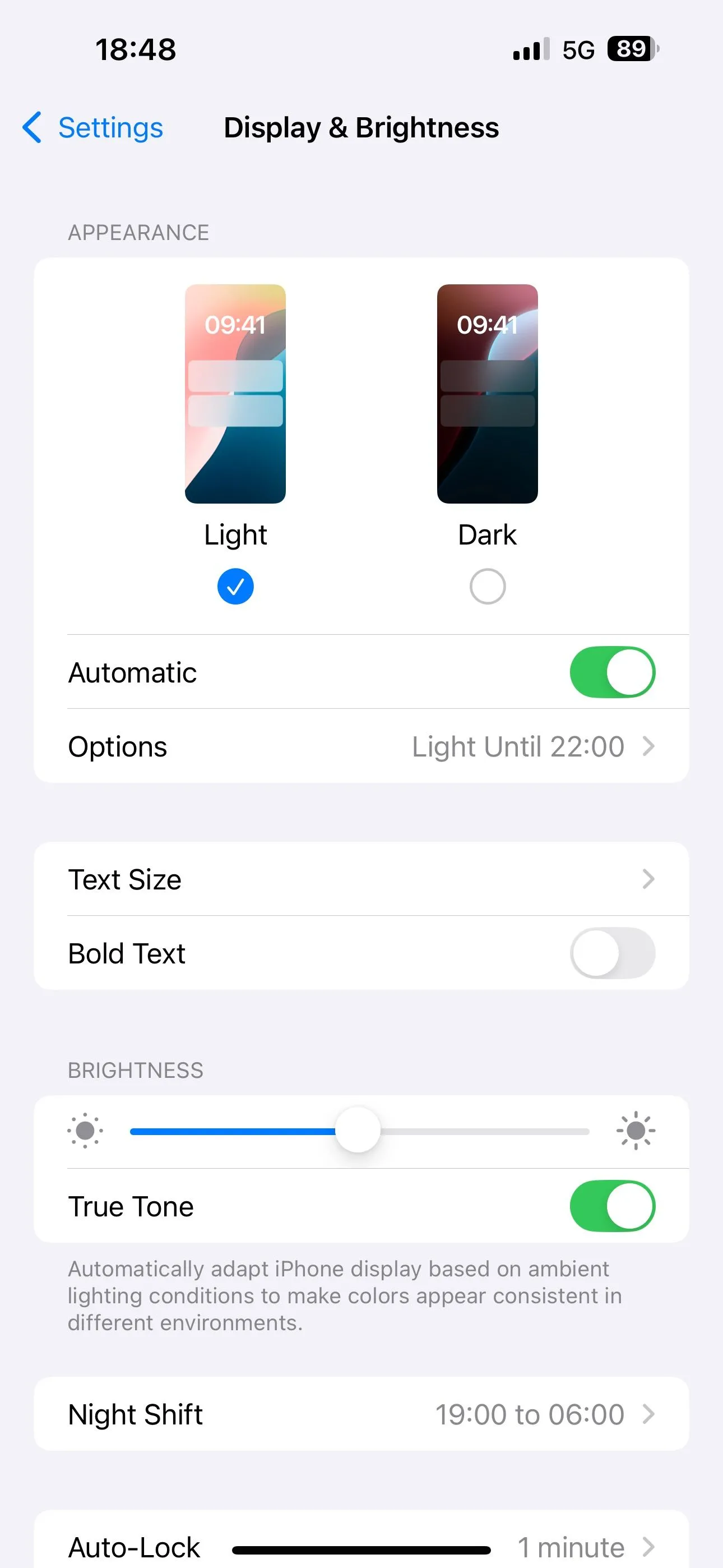 Kích hoạt tùy chọn &quot;Tự động&quot; (Automatic) cho chế độ hiển thị trong Cài đặt iOS để bật/tắt Dark Mode.