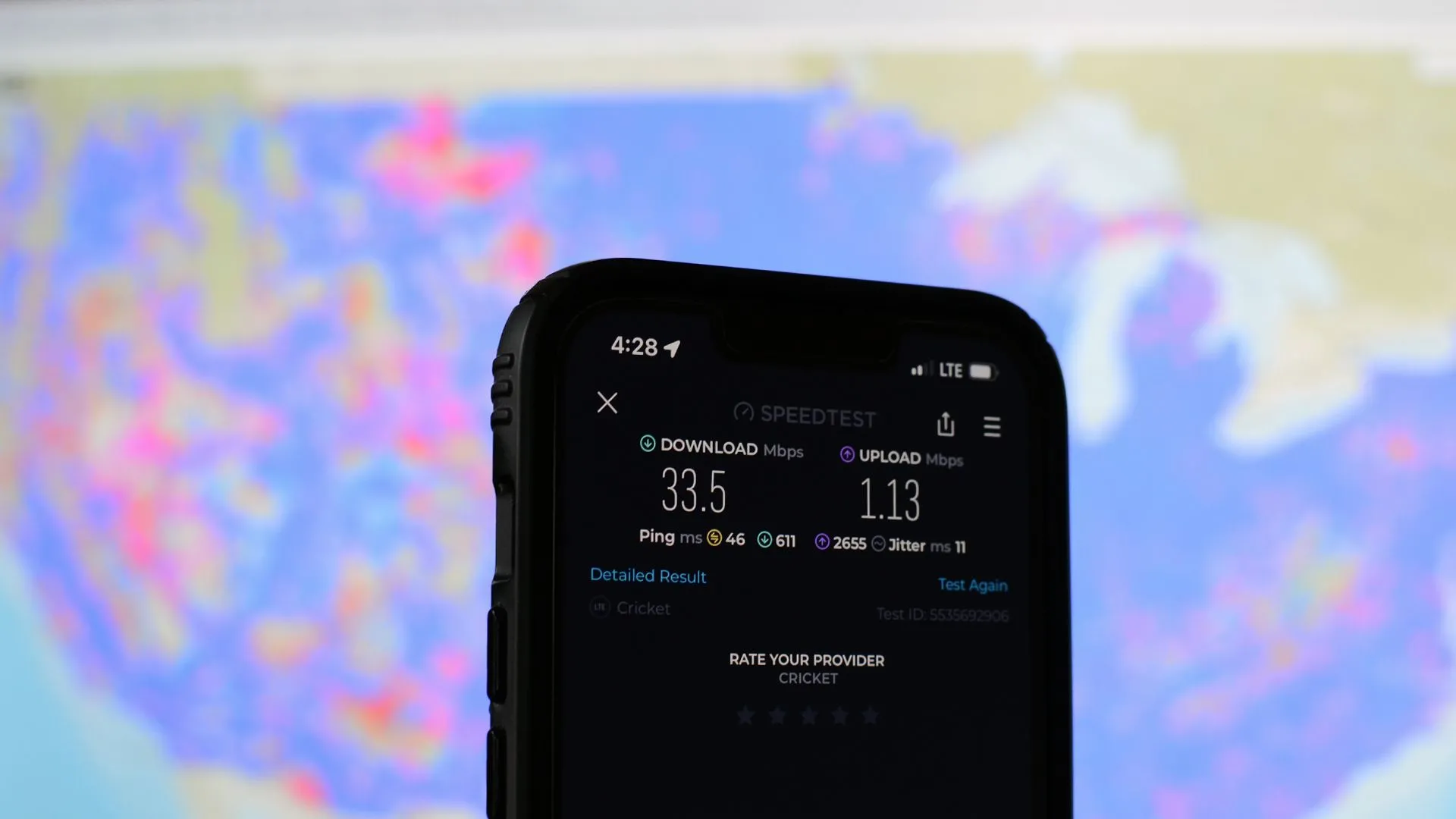 Kiểm tra tốc độ kết nối 5G trên điện thoại, cho thấy sự ổn định của mạng 5G không phụ thuộc quá nhiều vào số băng tần.