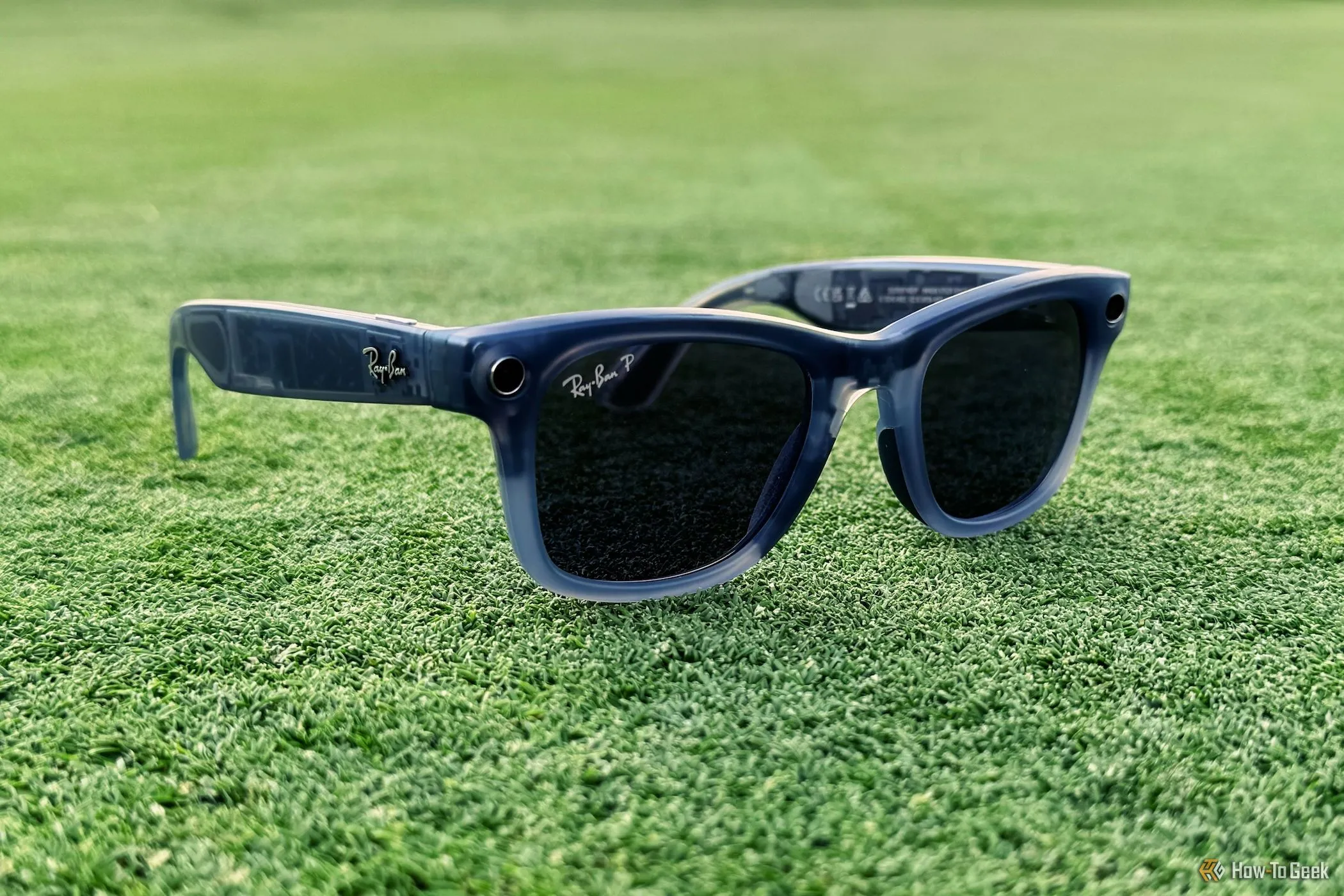 Kính thông minh Ray-Ban Meta đặt trên bãi cỏ với ánh sáng mặt trời