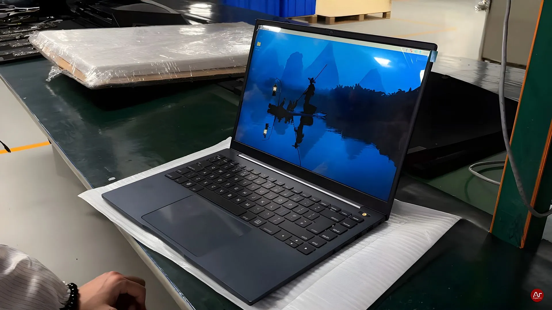 Laptop Argon màu đen với logo Raspberry Pi sáng trên nắp