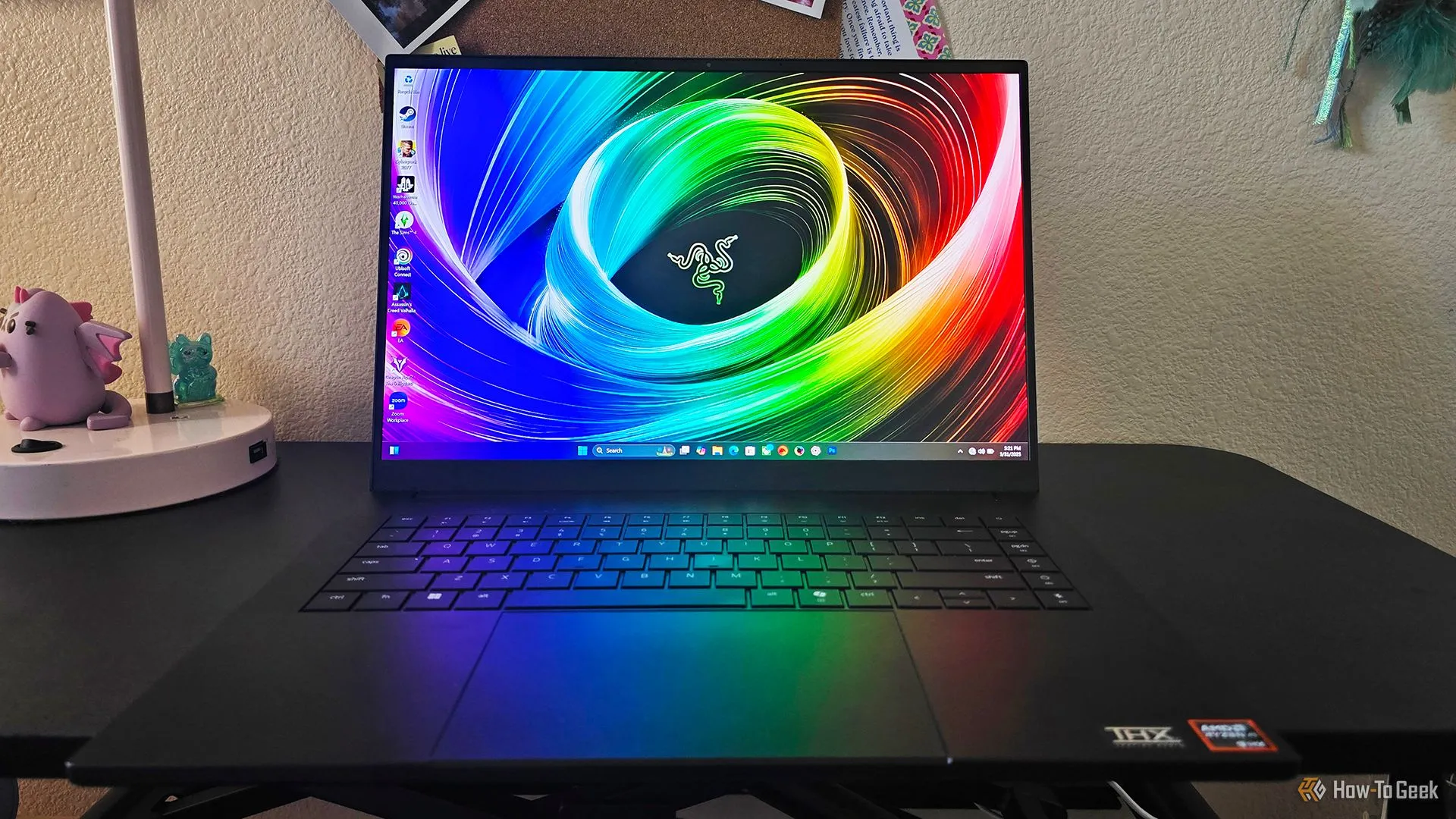 Laptop chơi game Razer Blade 16 (2025) mở trên bàn làm việc, bị tạm ngừng bán trực tiếp tại Mỹ do các chính sách thuế quan.