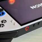 Lenovo Legion Go S với các nút bấm được chiếu sáng, cho thấy thiết kế tổng thể của máy chơi game cầm tay.