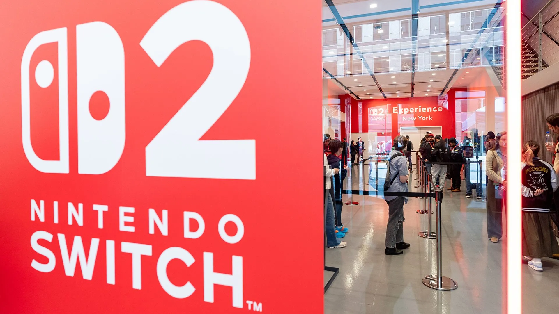 Logo Nintendo Switch 2 trên nền một cửa hàng Nintendo