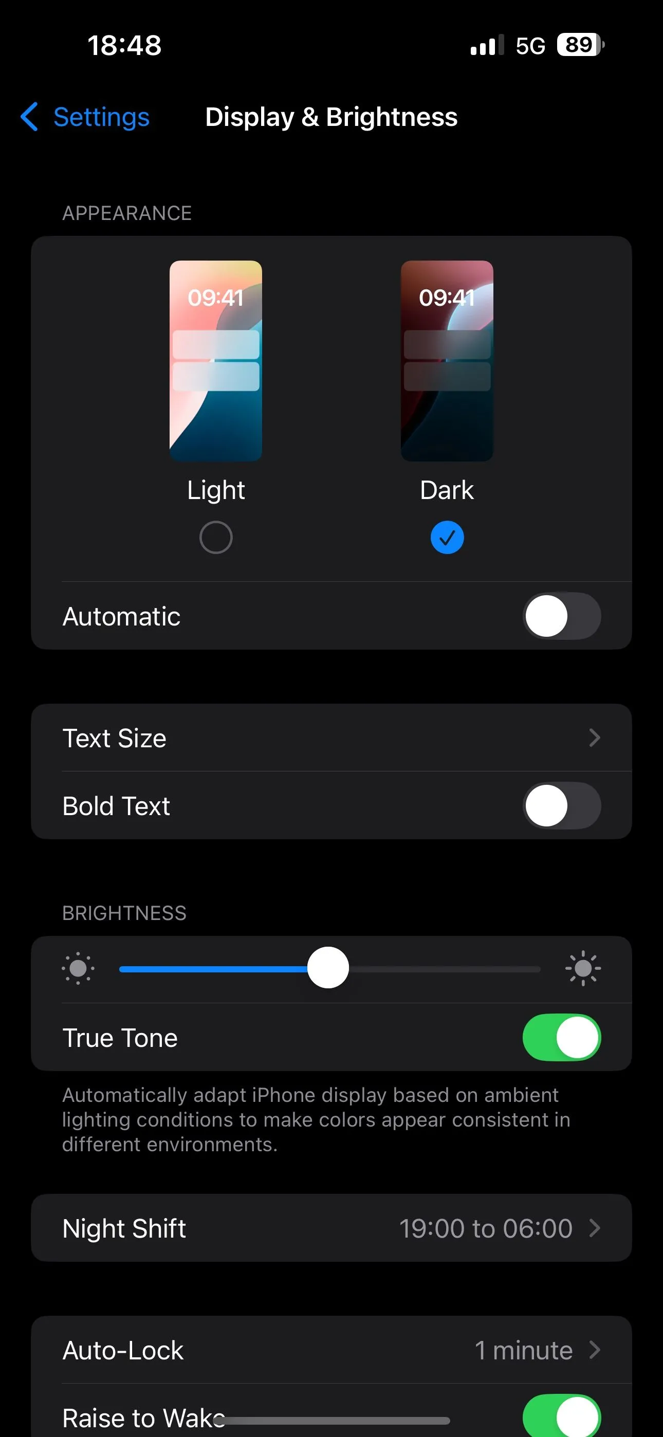 Lựa chọn tùy chọn &quot;Tối&quot; (Dark) cho giao diện hiển thị trong Cài đặt Màn hình &amp; Độ sáng iPhone.