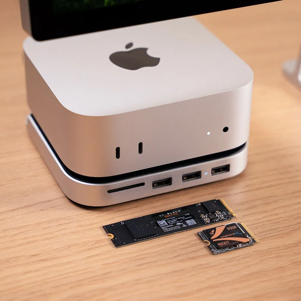 Mac Mini M4 được đặt gọn gàng trên Hub Satechi, tạo thành một khối liền mạch.