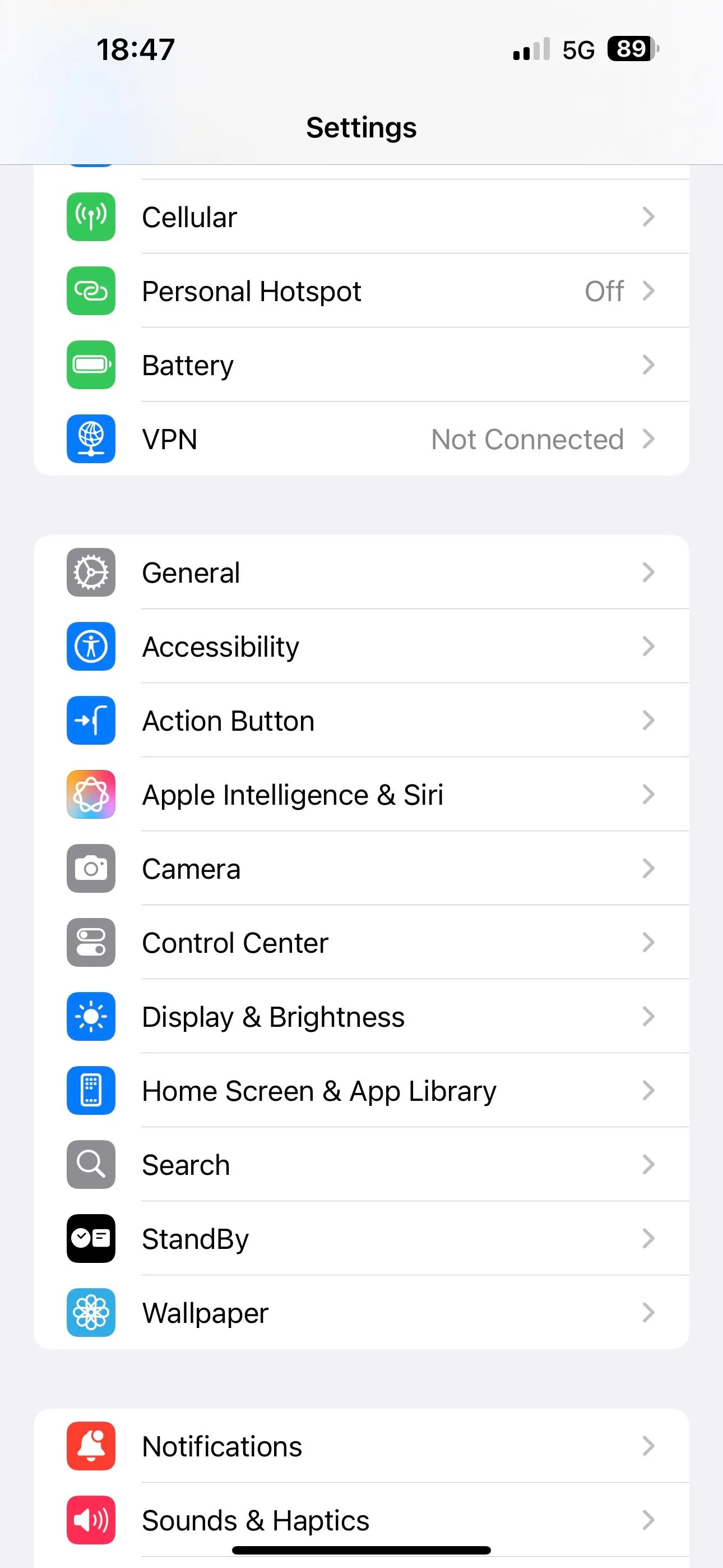 Màn hình Cài đặt iOS, điều hướng đến tùy chọn Màn hình &amp; Độ sáng.