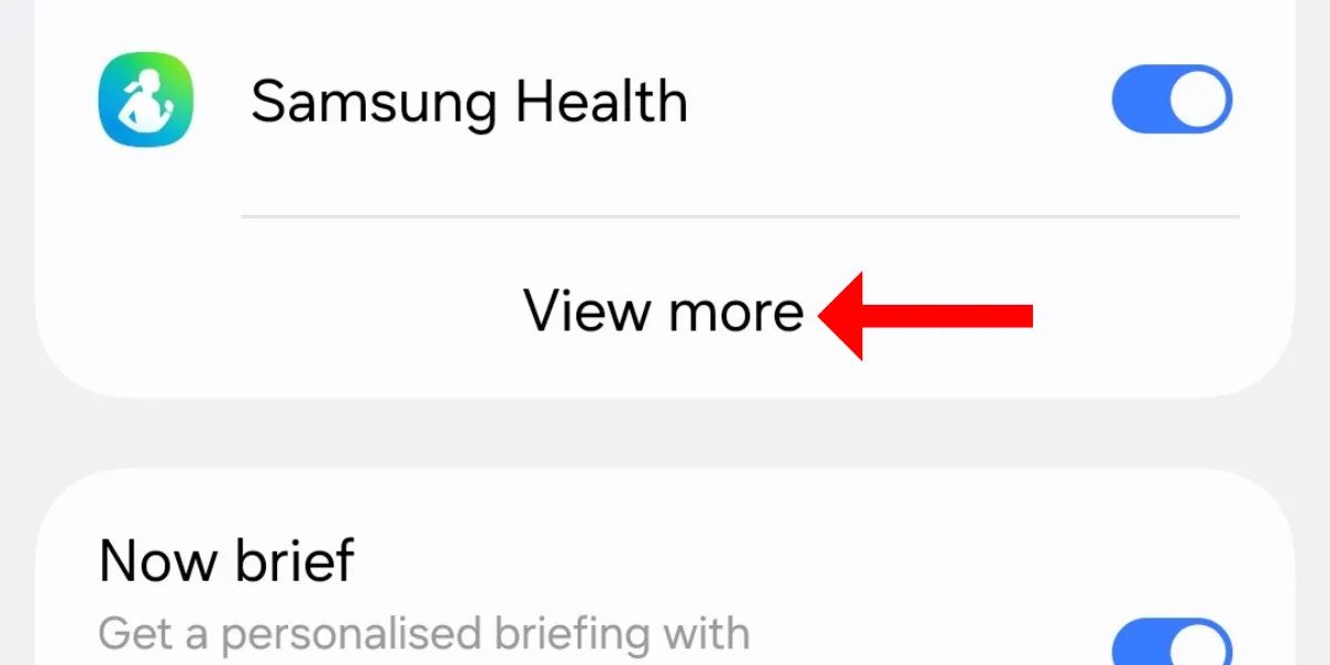 Màn hình cài đặt Now Bar trên Galaxy S25, với tùy chọn &quot;Xem thêm&quot;