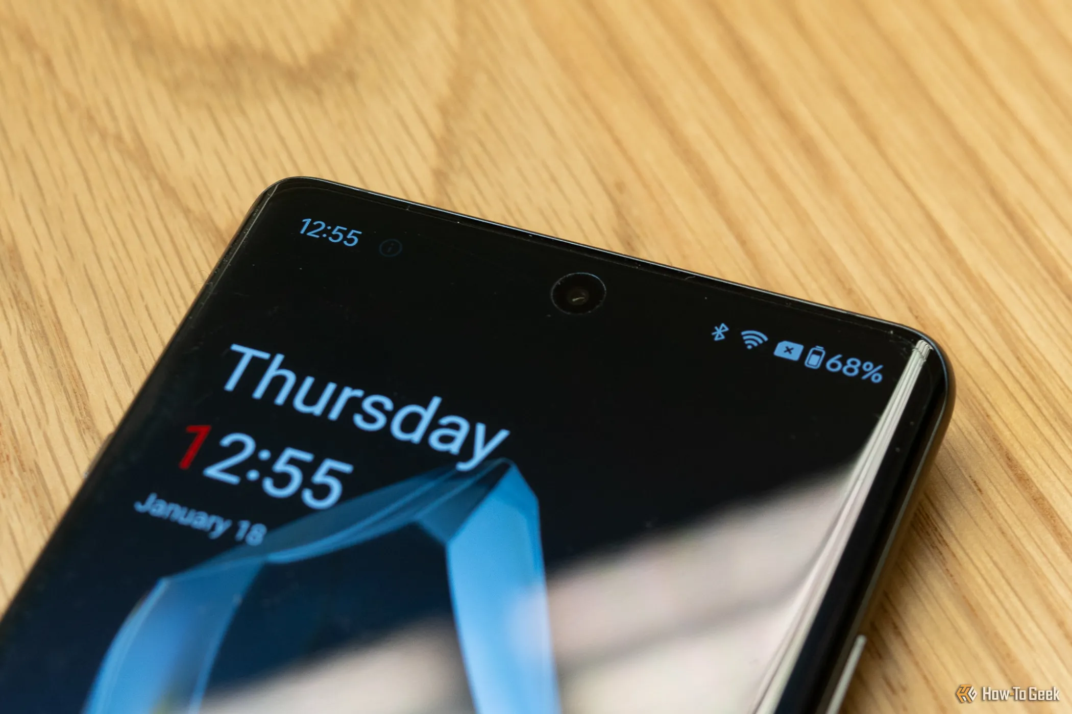 Màn hình cong trên OnePlus 12R, vẻ ngoài sang trọng nhưng có thể gây khó khăn khi sử dụng và bảo vệ.