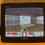 Màn hình CRT hiển thị game DOOM kinh điển, mang lại trải nghiệm retro chân thực.