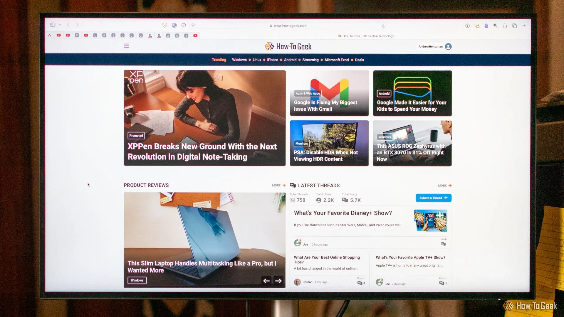 Màn hình Dell U2725QE hiển thị trang web với chi tiết sắc nét, tối ưu cho công việc