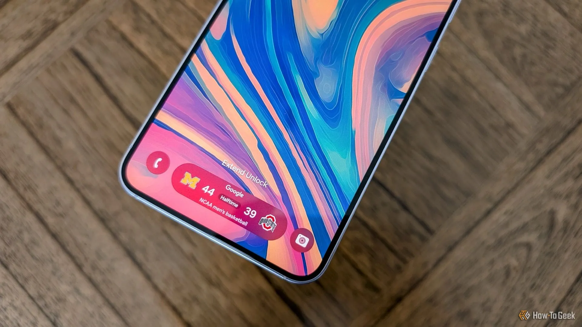 Màn hình điện thoại Samsung hiển thị giao diện Samsung One UI 7 với một thanh tác vụ mới ở phía dưới.