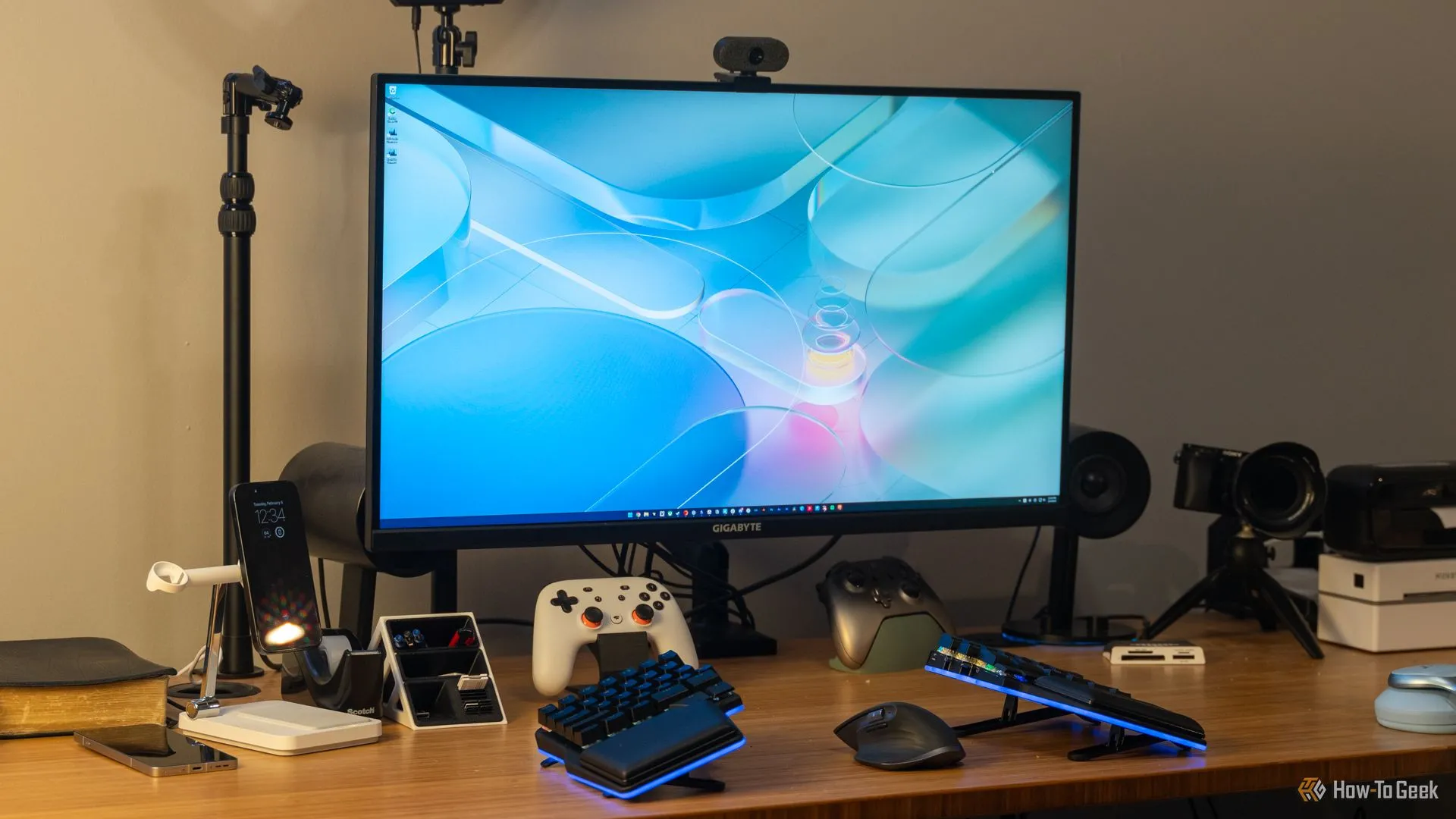 Màn hình gaming 4K GIGABYTE M32U trên bàn làm việc cùng bàn phím và phụ kiện, thể hiện setup chơi game chuyên nghiệp.